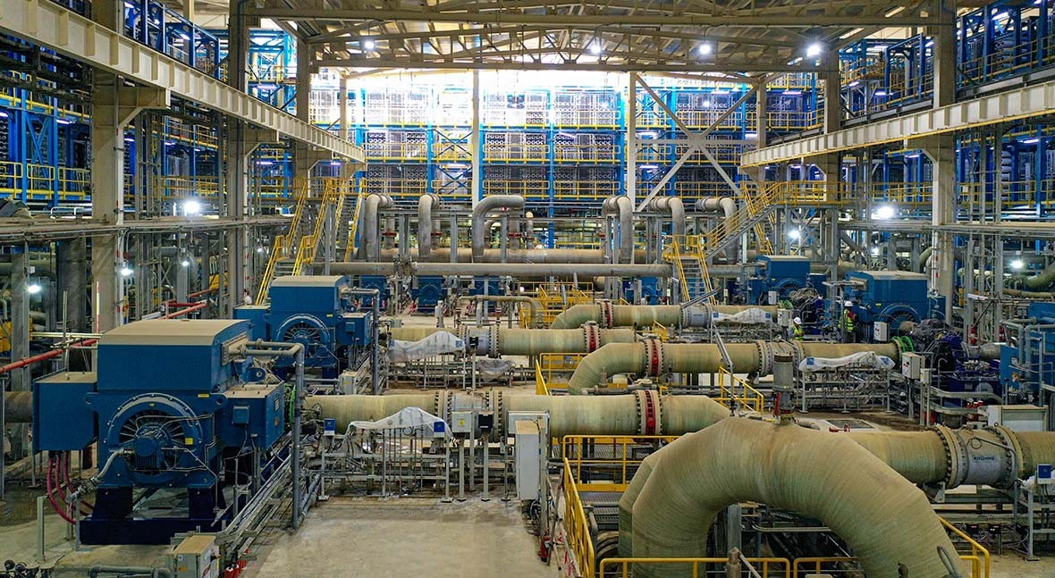 Interior view of Shuqaiq 3, with more than 7,000 reverse osmosis pressure tubes