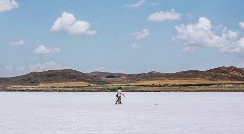 Turkey’s second largest lake, Lake Tuz, dries up