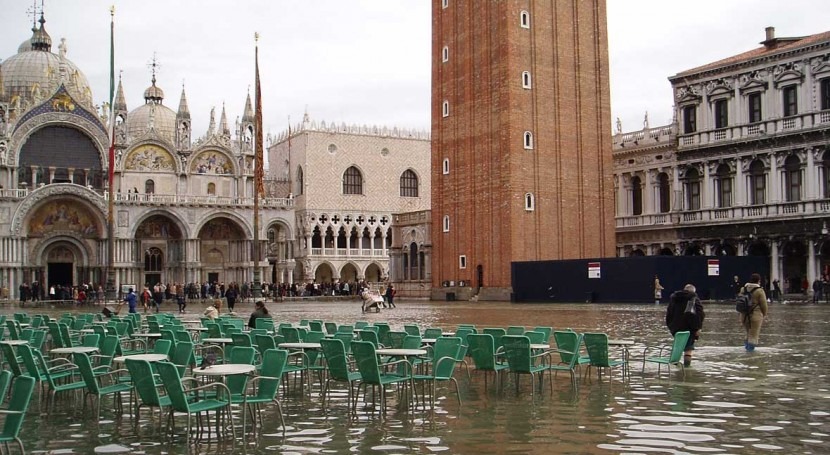 Floodgate system to protect Venice from high water passes test