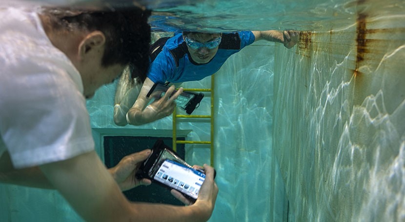 Researchers bring first underwater messaging app to smartphones