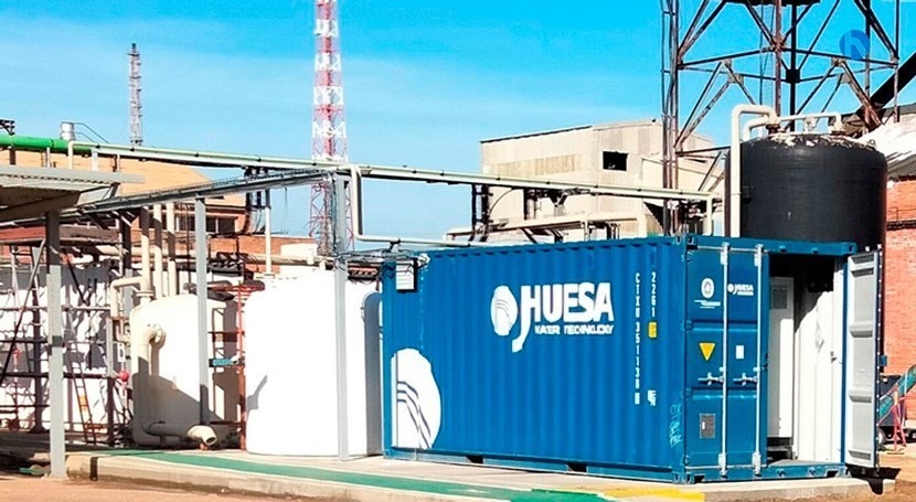 Degassing system to produce ultrapure water in the chemical industry