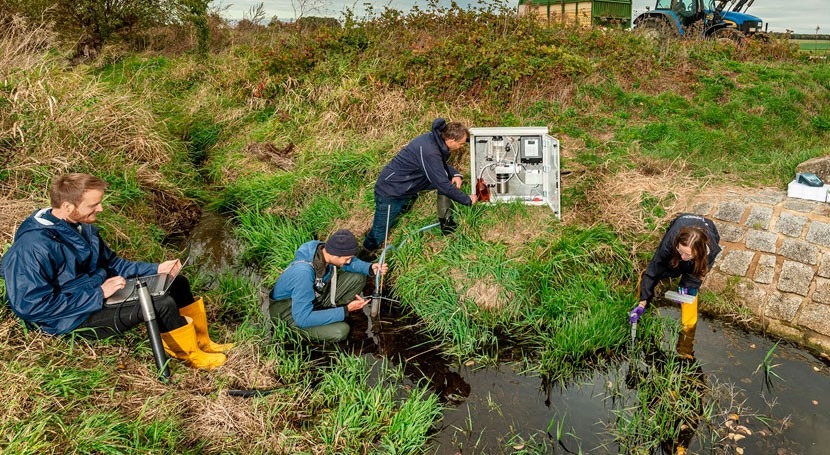 Small streams in agricultural ecosystems are heavily polluted with pesticides